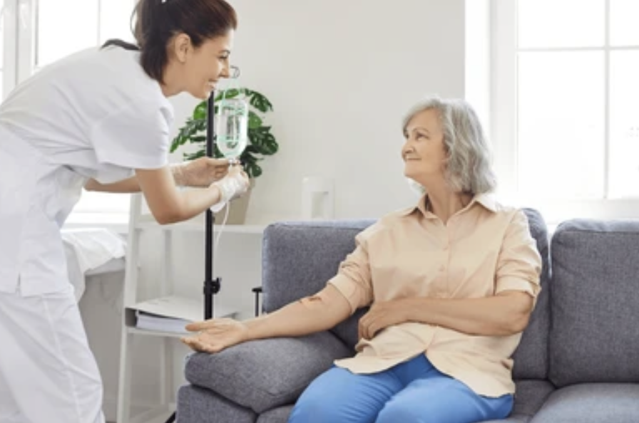 idosa aplicando medicação